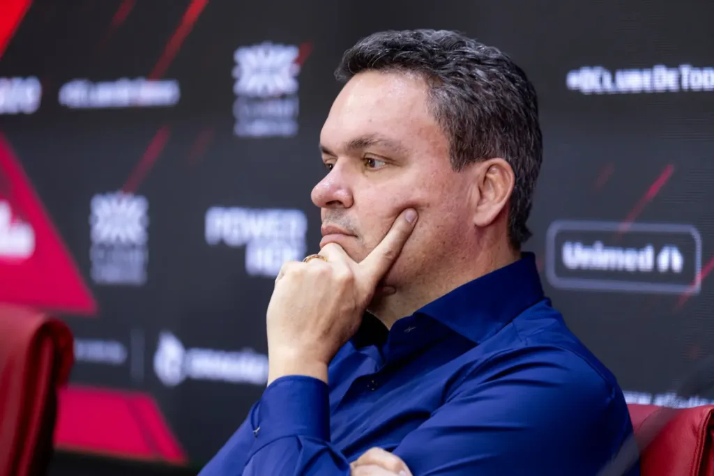 “Ele é doido varrido. Eu não gosto de jogador”: Adson Batista reage à revolta de Paulo Vitor