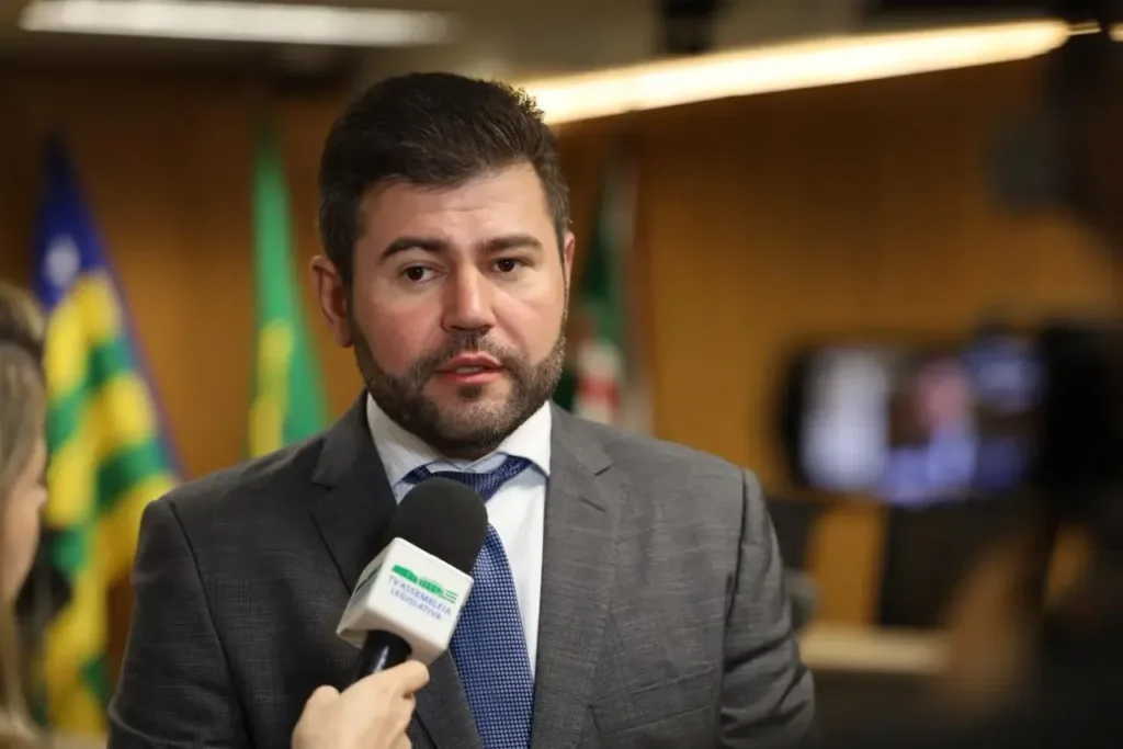 Corpo do deputado Amilton Filho é sepultado sob forte comoção em Anápolis