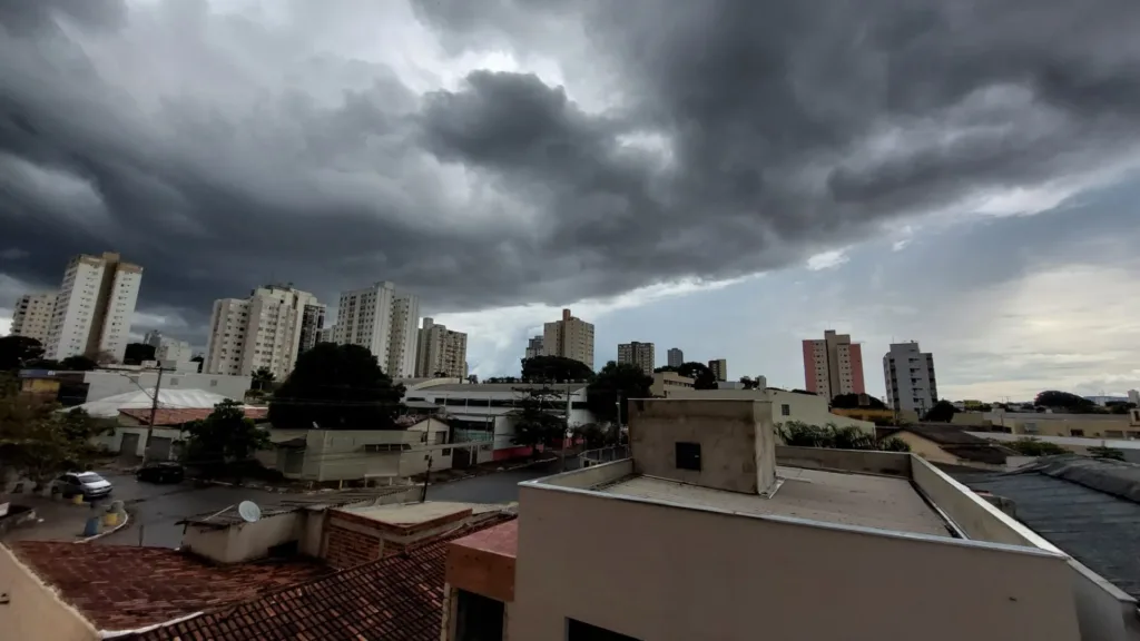 Primeiras chuvas da Primavera amenizam calor e causam queda de energia em Goiânia; confira previsão