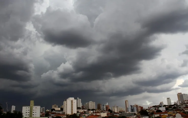 Com volume de chuvas acima da média na madrugada, Goiás tem alerta de tempestade em 157 cidades nesta quarta (9)