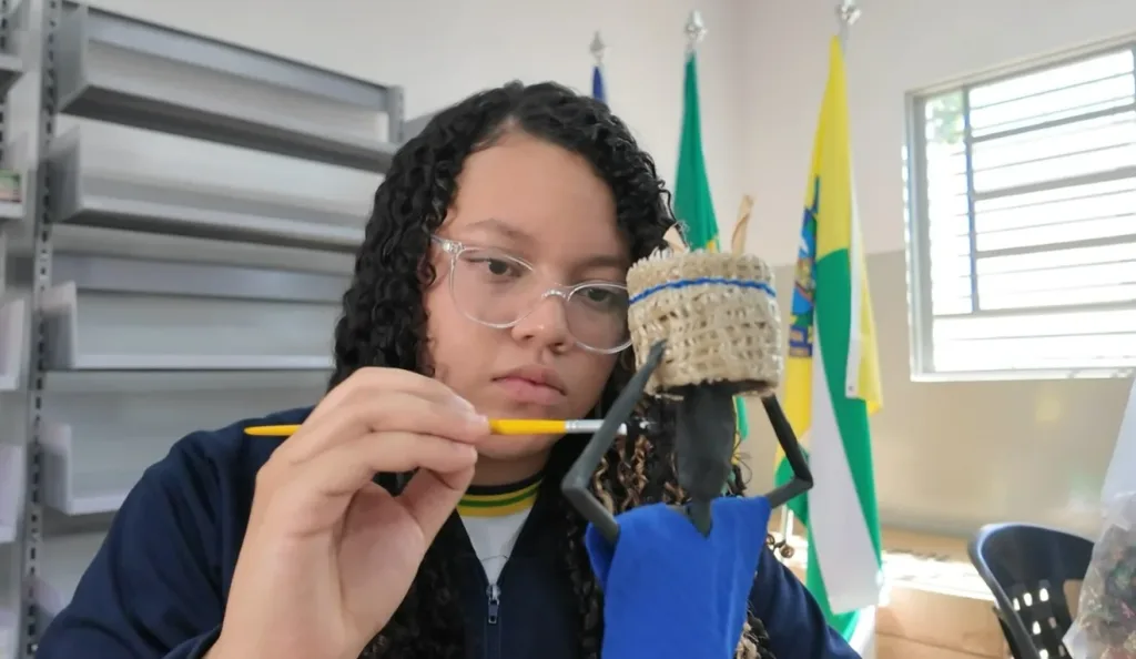 Estudante de escola quilombola supera timidez, desenvolve talentos e sonha em ser advogada