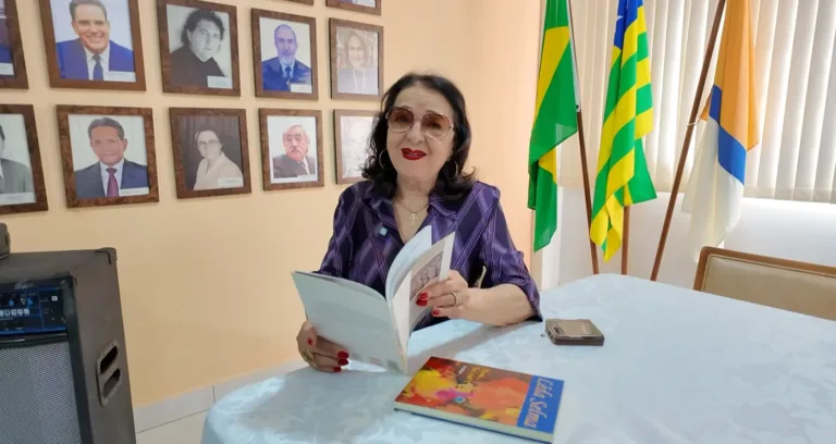 Escritora transforma paixão pelas letras em histórias que aproximam jovens da literatura