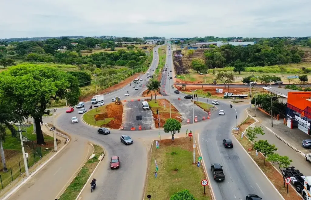 Obras de reconfiguração viária no entorno do Hugol entram na fase de pavimentação asfáltica em Goiânia