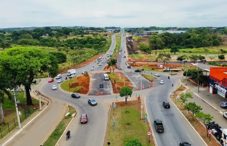 Obras de reconfiguração viária no entorno do Hugol entram na fase de pavimentação asfáltica em Goiânia