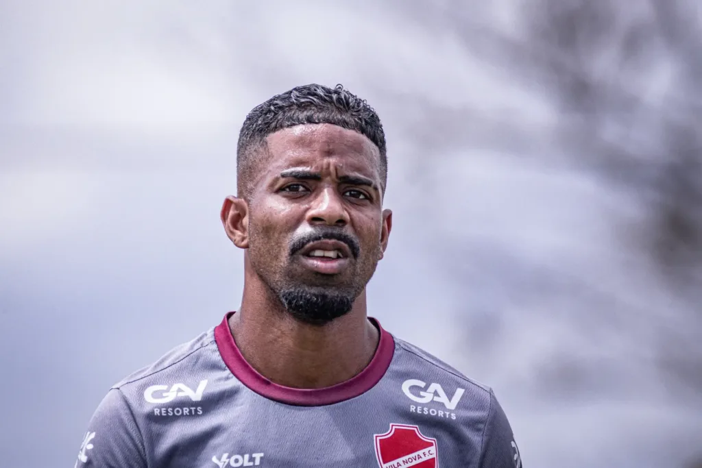 “Não existe justificativa para a minha atitude”: Hayner se desculpa por expulsão no Vila Nova