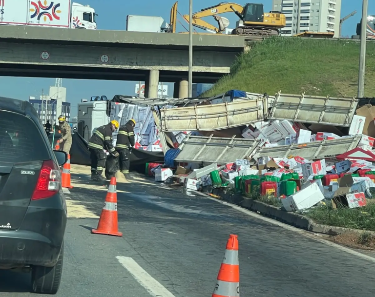 Carreta carregada com óleo tomba na GO-020 e via sentido Bela Vista-Goiânia fica congestionada