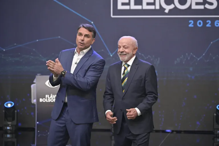 Clima de tensão e troca de acusações marcam o primeiro debate entre Lula e Flávio Bolsonaro, na Band