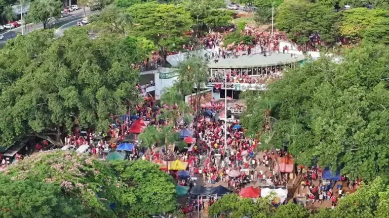 Encerramento da campanha de Lula leva 100 mil pessoas às ruas de Goiânia